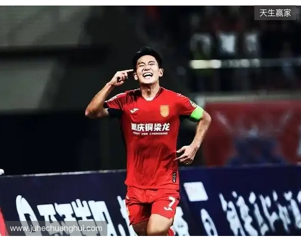 登顶中超！十人铜梁龙2-1三镇5轮不败 杜月徵染红张志雄造两球